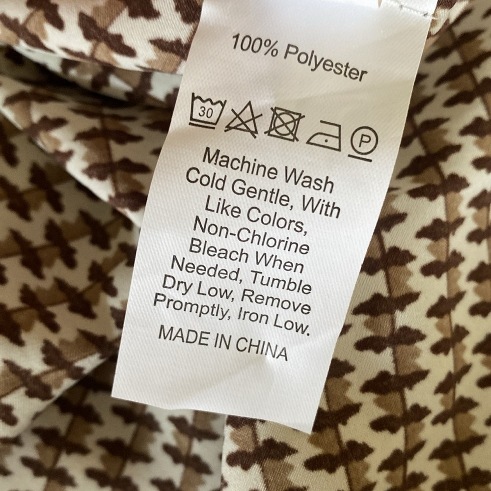 NWOT brown patterned women’s silky button down size medium - Picture 3 of 6